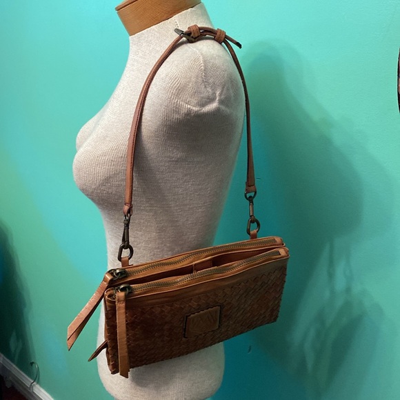 I Malatesta Woven Leather Camel Folding Shoulder Bag - Picture 14 of 16